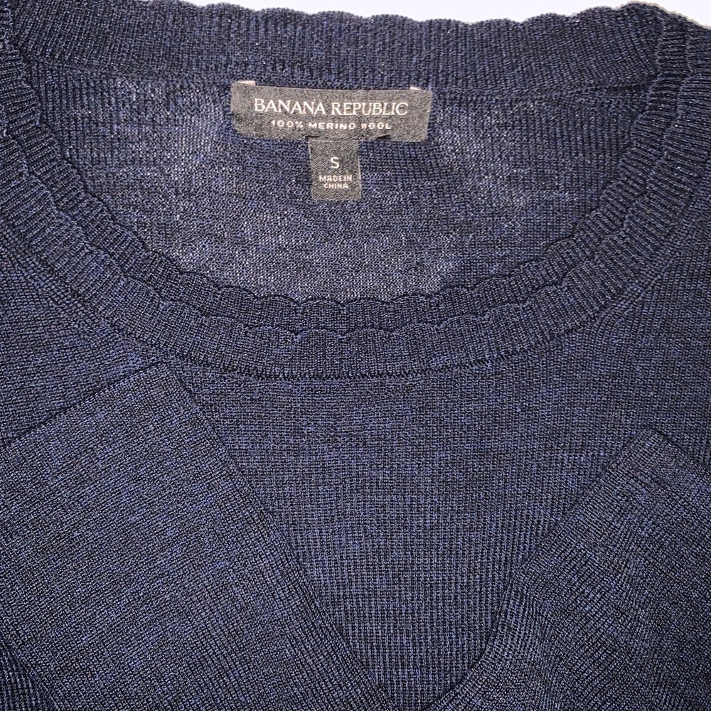 Banana republic 100% merino wool. Dark blue size Small